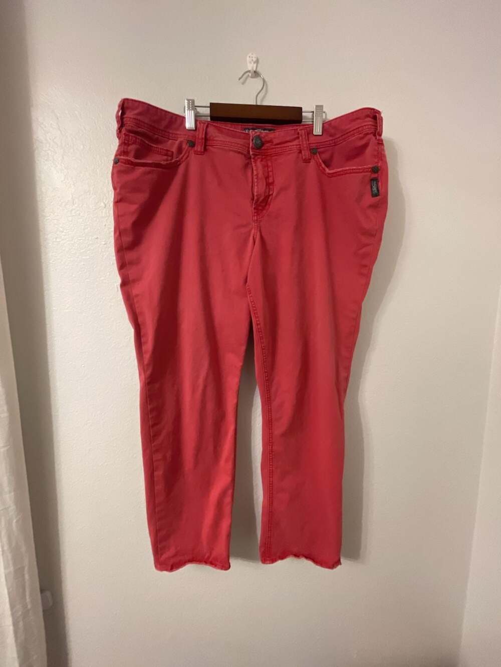 Silver Jeans Co. Coral Red Cropped Ankle Jeans
Size 18
Distressed